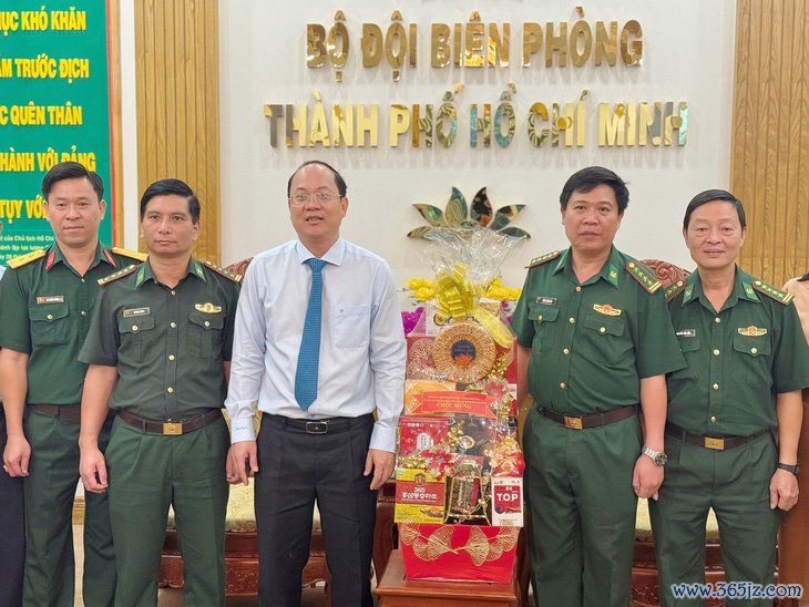 Phó bí thư thường trực Thành ủy TP.HCM thăm， chúc Tết lực lượng vũ trang - Ảnh 1.