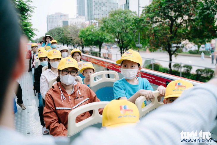 Quên cơn đau， bệnh nhi ung thư háo hức trải nghiệm xe buýt hai tầng và metro số 1 - Ảnh 6.