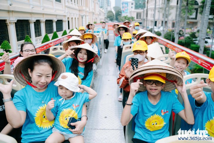 Quên cơn đau， bệnh nhi ung thư háo hức trải nghiệm xe buýt hai tầng và metro số 1 - Ảnh 1.