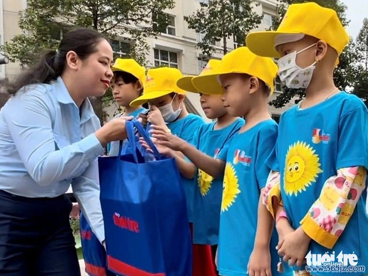 Quên cơn đau， bệnh nhi ung thư háo hức trải nghiệm xe buýt hai tầng và metro số 1 - Ảnh 6.