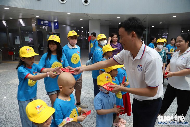 Quên cơn đau， bệnh nhi ung thư háo hức trải nghiệm xe buýt hai tầng và metro số 1 - Ảnh 9.