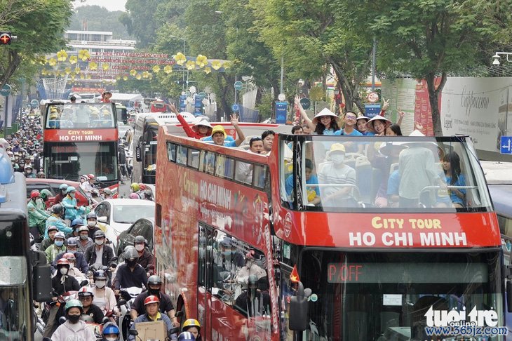 Quên cơn đau， bệnh nhi ung thư háo hức trải nghiệm xe buýt hai tầng và metro số 1 - Ảnh 13.