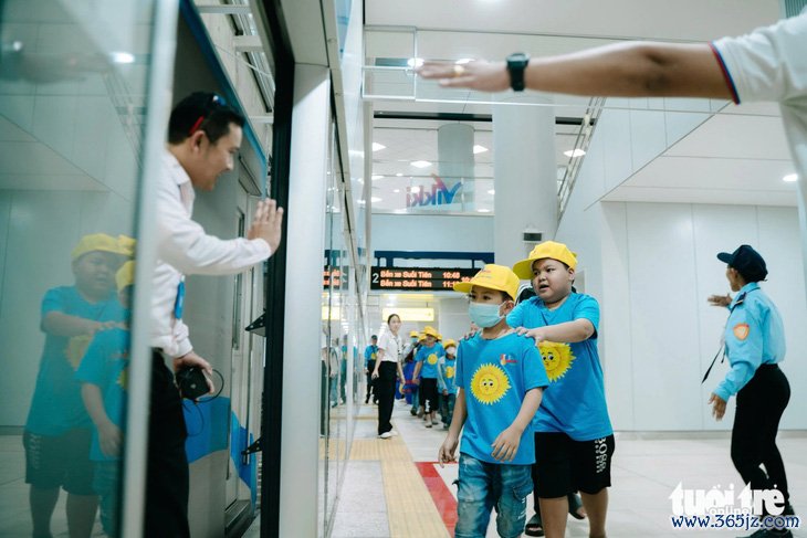 Quên cơn đau， bệnh nhi ung thư háo hức trải nghiệm xe buýt hai tầng và metro số 1 - Ảnh 8.