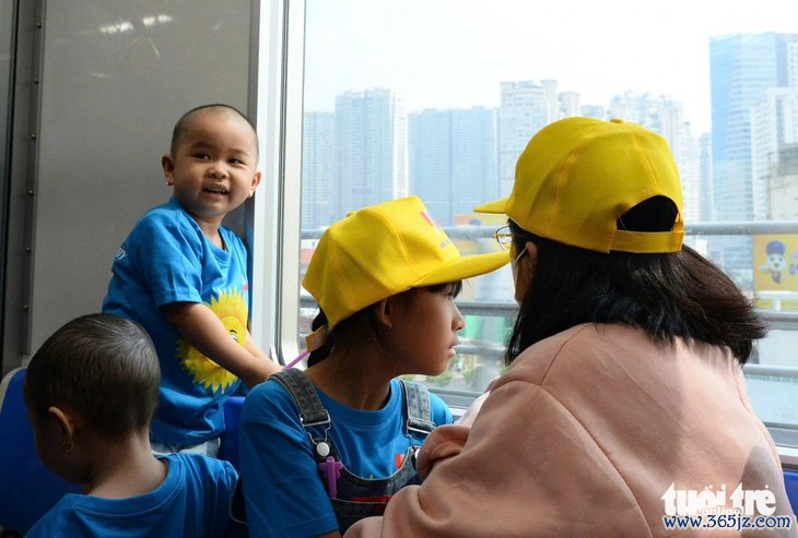 Quên cơn đau， bệnh nhi ung thư háo hức trải nghiệm xe buýt hai tầng và metro số 1 - Ảnh 3.