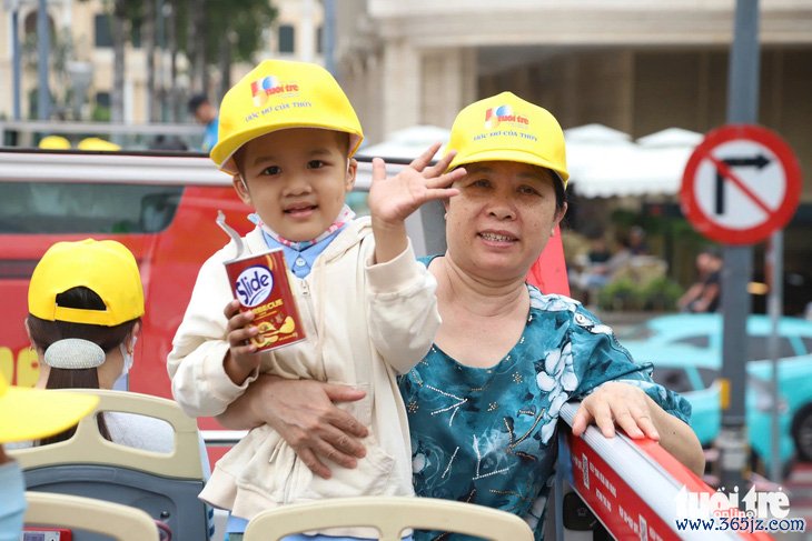 Quên cơn đau， bệnh nhi ung thư háo hức trải nghiệm xe buýt hai tầng và metro số 1 - Ảnh 11.