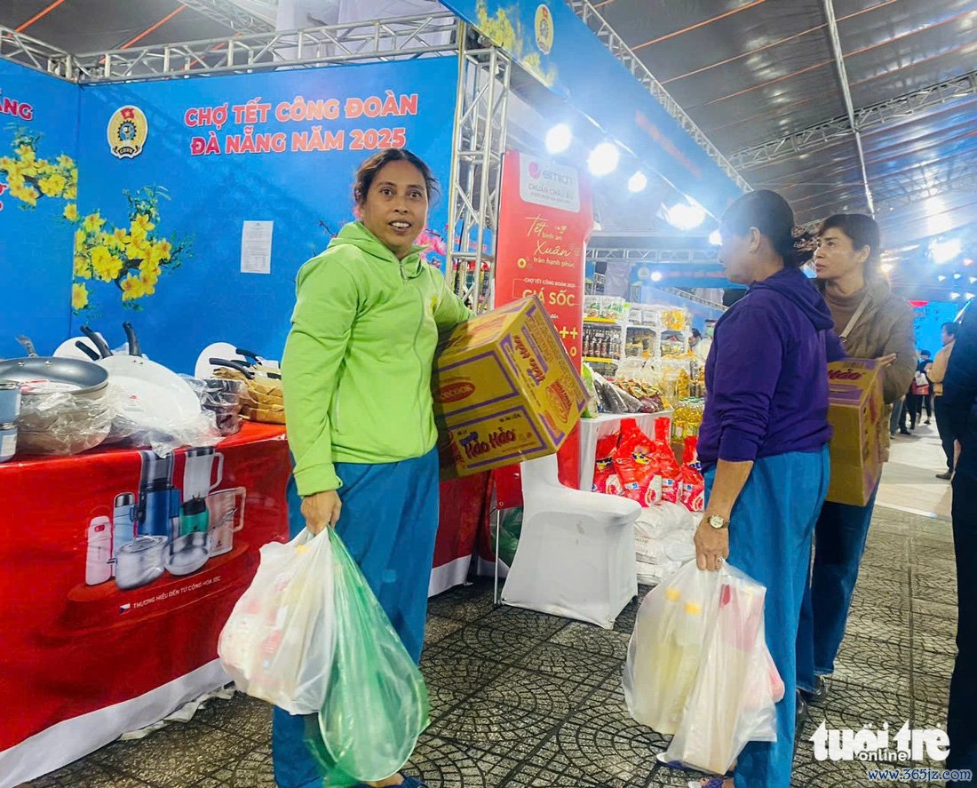 Háo hức bốc thăm trúng thưởng ở chợ Tết công đoàn Đà Nẵng - Ảnh 8.