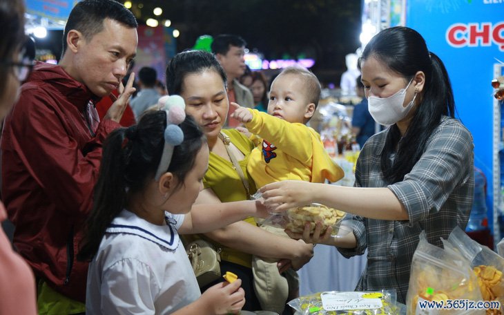 Người lao động khó khăn háo hức bốc thăm trúng thưởng ở chợ Tết Công đoàn Đà Nẵng - Ảnh 2.